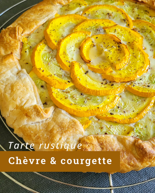 Tarte rustique à la maquée de chèvre et aux courgettes rôties disposées en fleur