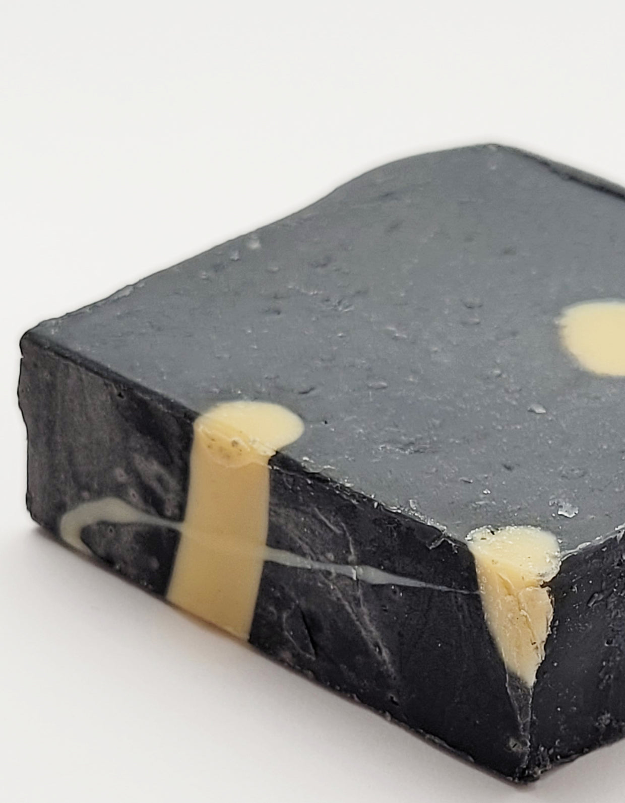Savon démaquillant au charbon